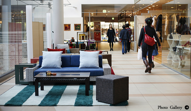 a.flat｜「代官山アドレス・ディセ」で家具とステンドグラスのコラボレーション