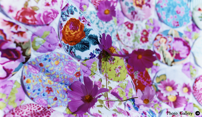 ART|母と娘のコラボレーション! 「蜷川実花・蜷川宏子 二人展」開催