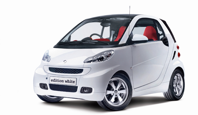 真っ白なエクステリアに鮮やかな赤の内装が際立つ特別仕様車|smart