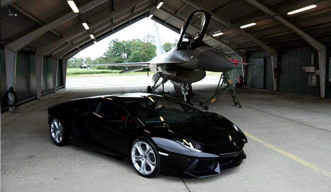 ランボルギーニ最新最強のアヴェンタドールが、空戦の王に挑む!|Lamborghini