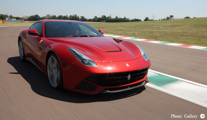 F12ベルリネッタでアロンソとマッサが激走｜Ferrari