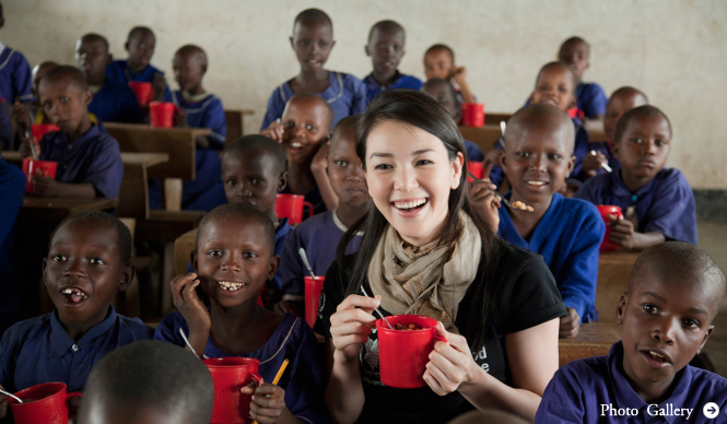 赤いカップの給食からひろがる子どもの未来
