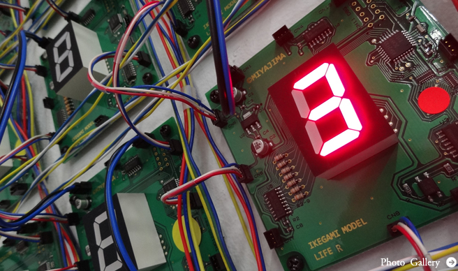 ART│人工生命の科学にアプローチする新ガジェットを使った意欲作 『宮島達男LIFE I-model』展