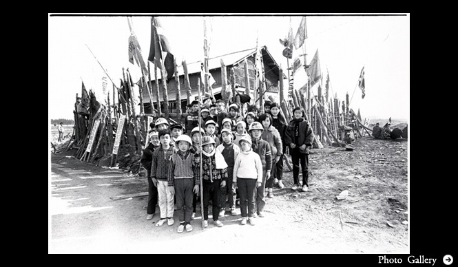 ART│写真家・北井一夫の美術館における初の個展『いつか見た風景』