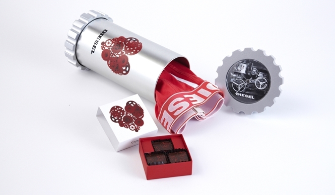 DIESEL｜バレンタインに彼のハートを突き動かす「'WORK with LOVE’ ティンボックス」