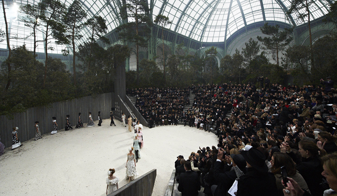 妖艶さと可憐さと。森の中で紡がれるクチュールの物語