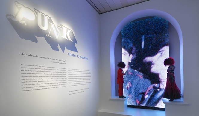 ART FILE 19｜「Punk: Chaos to Couture」｜連載「世界のアート展から」