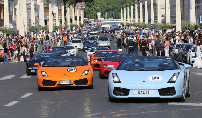 ランボルギーニ50周年 生まれ故郷に大集合｜Lamborghini
