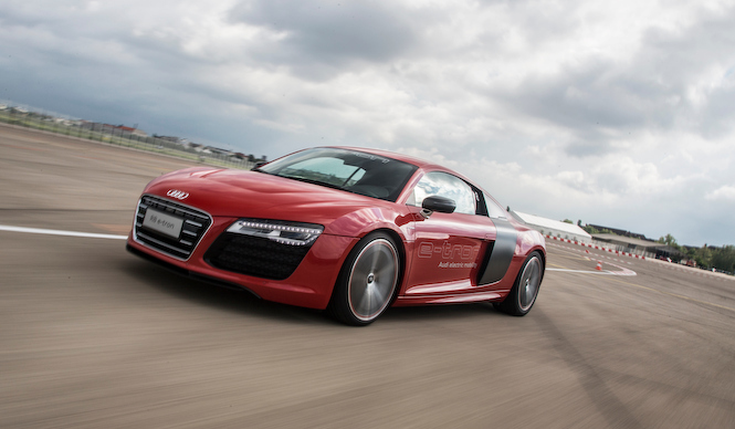 アウディ R8 e-tron に試乗|Audi