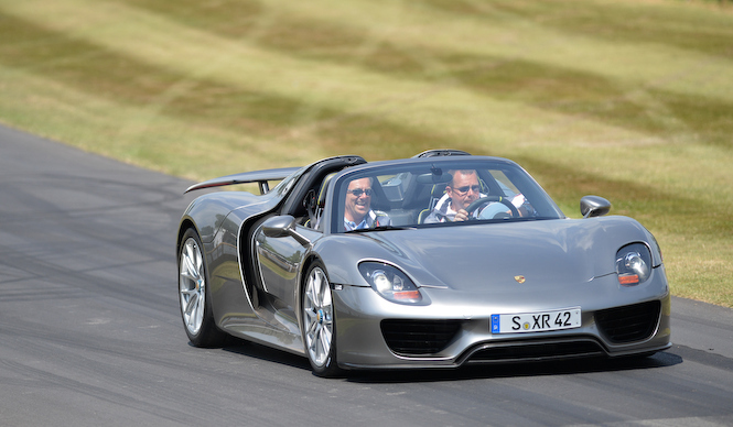 918 スパイダー グッドウッドを走る|Porsche