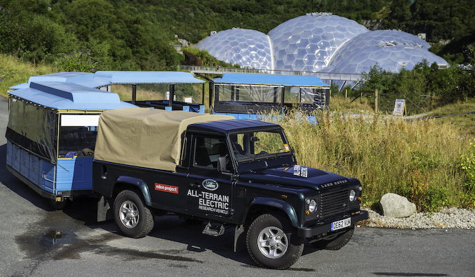 電気で駆動するSUV ディフェンダー 試験運用へ|Land Rover