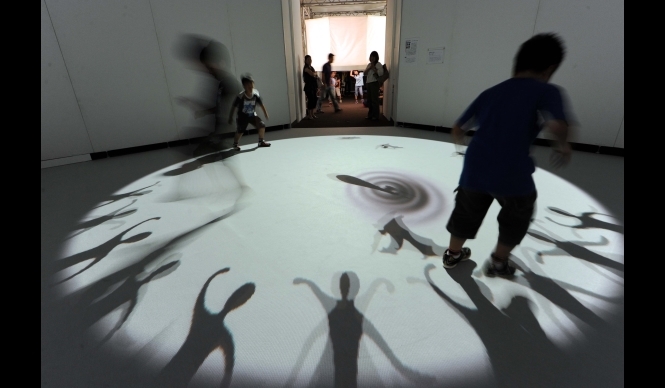 ART|光を駆使した現代アートを“遊ぶ”『魔法の美術館』