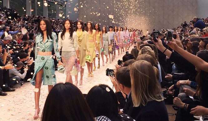 萩原輝美｜大空に花の乱舞　バーバリー プローサムにうっとり