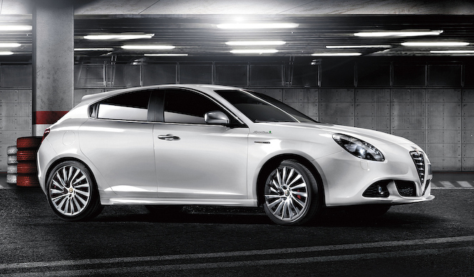ホワイト&レッドレザーの特別なジュリエッタ|Alfa Romeo