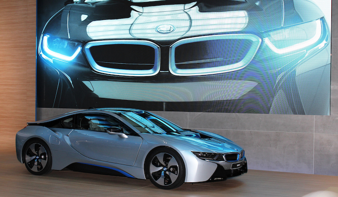 主役はハイブリッドスポーツカー「i8」｜BMW