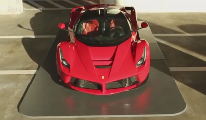 ラ フェラーリをアート作品として展示｜Ferrari