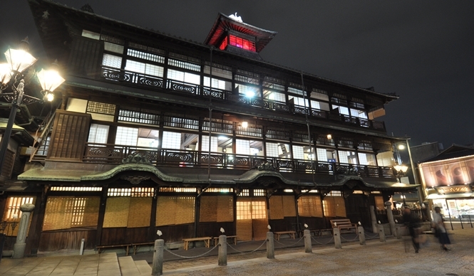 ART｜宿泊できるインスタレーション『HOTEL HORIZONTAL』などを公開