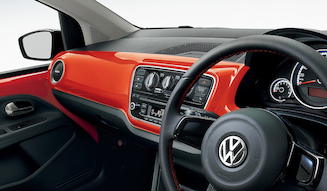 あざやかなオレンジでコーディネートしたup!|Volkswagen