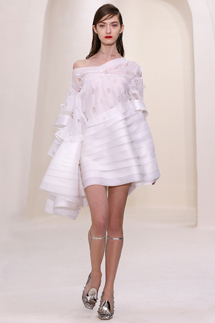 萩原輝美｜ディオールの、クチュール技忍ばせた至極のエレガンス