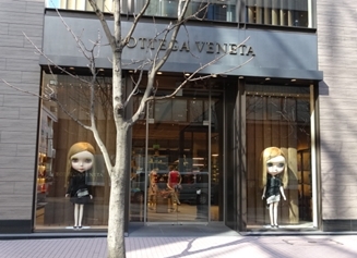 BOTTEGA VENETA｜等身大ブライスが世界各地のブティックを飾る