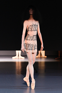 萩原輝美｜ヴィクター＆ロルフの踊るスーツ、シャネルのスポーティークチュール