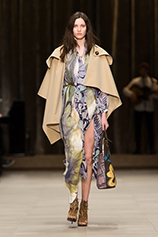 萩原輝美｜バーバリー プローサムが描く“ブルームズベリー・ガールズ”