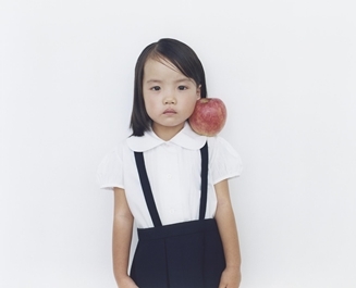 ART｜同じ洋服、動作、背景で撮影された子どもたちのポートレイト『1000 Children』