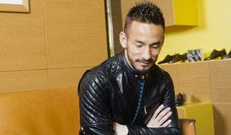 中田英寿、ジョンロブの職人と対峙する（メジャーメント・1）｜JOHN LOBB