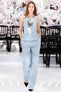 萩原輝美｜過去に遡ることが未来を築くこと―ディオールのラフ・シモンズ