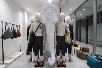 ジョナサン・アンダーソンによるインスタレーションを展開｜LOEWE