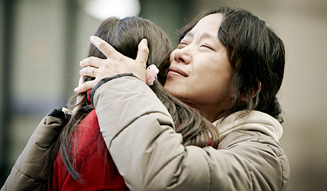 MOVIE|麻薬の密輸犯容疑をかけられた主婦の異国での闘い『マルティニークからの祈り』