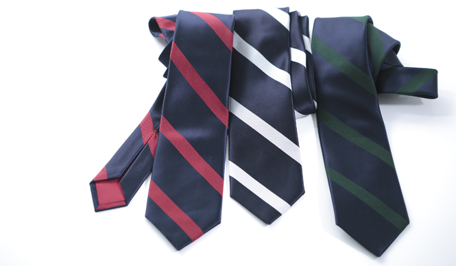 小剣で遊ぶ「レッドレーベル」のストライプタイ|FAIRFAX