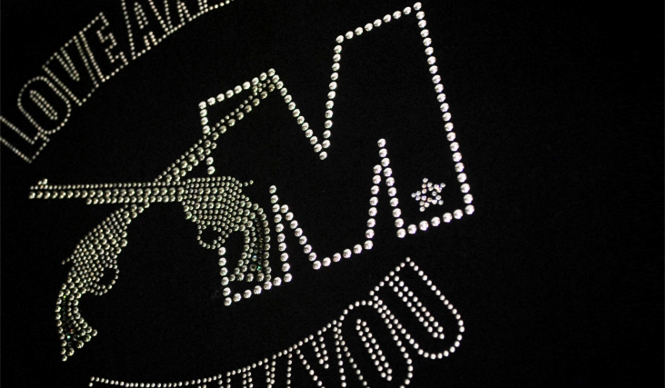 「M」の設立6周年記念のコラボレーションTシャツ|roar