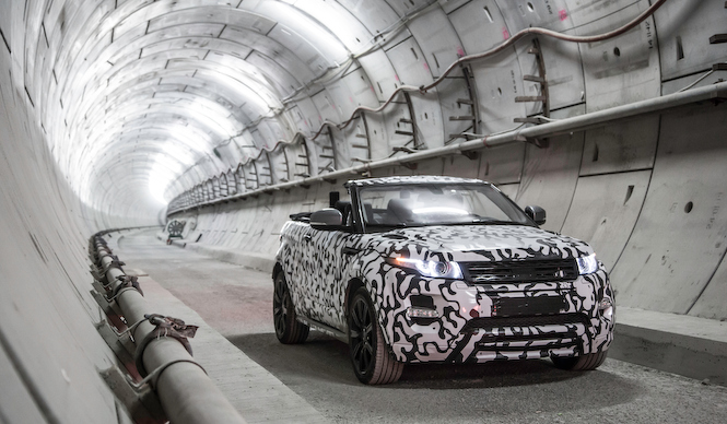 イヴォーク コンバーチブル、地下を激走|Range Rover