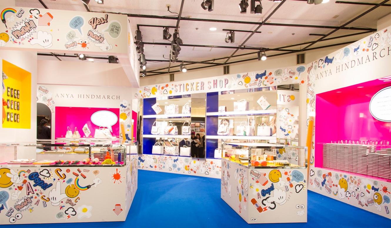 ステッカー専用ポップアップストアを開催|ANYA HINDMARCH