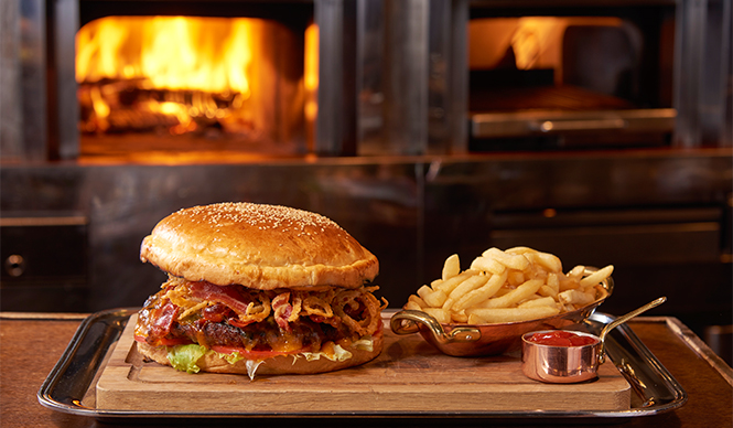 EAT｜グランド ハイアット 東京に直径20センチの巨大バーガーが登場