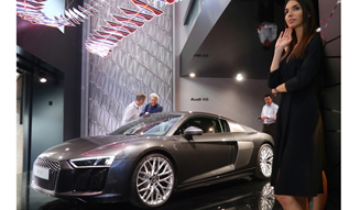 アウディ、光のインスタレーションでミラノサローネを演出|Audi