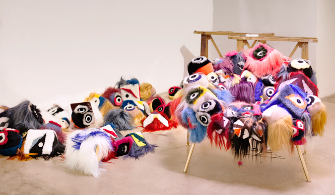 フェンディ、「バッグ バグズ」をあしらったアームチェアをミラノサローネにて発表｜FENDI