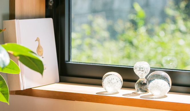 時間をかけてガラスが割れてゆくSECCAのペーパーウェイト|PRODUCT Tokyo Tips 2015年5月