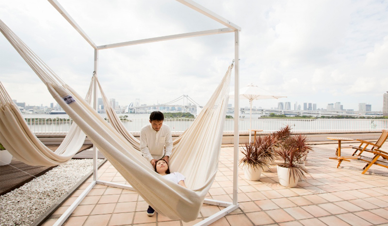 潮風が心地いい癒しのハンモックマッサージ｜hotel nikko tokyo