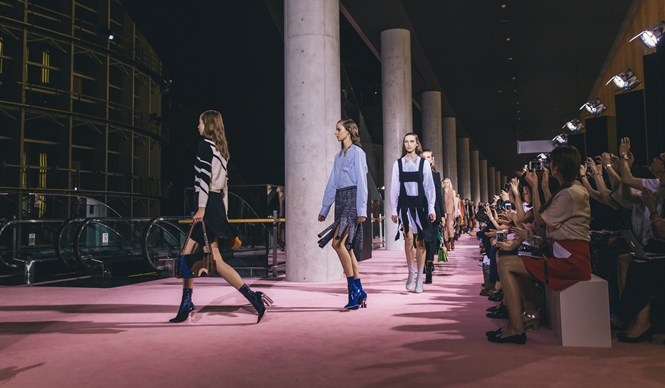 ディオール、国立新美術館で2015-16年秋冬コレクションショーを開催|Dior
