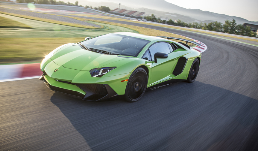 “SV”の称号をもったランボルギーニ アヴェンタドールをスペインで試す 前編｜Lamborghini