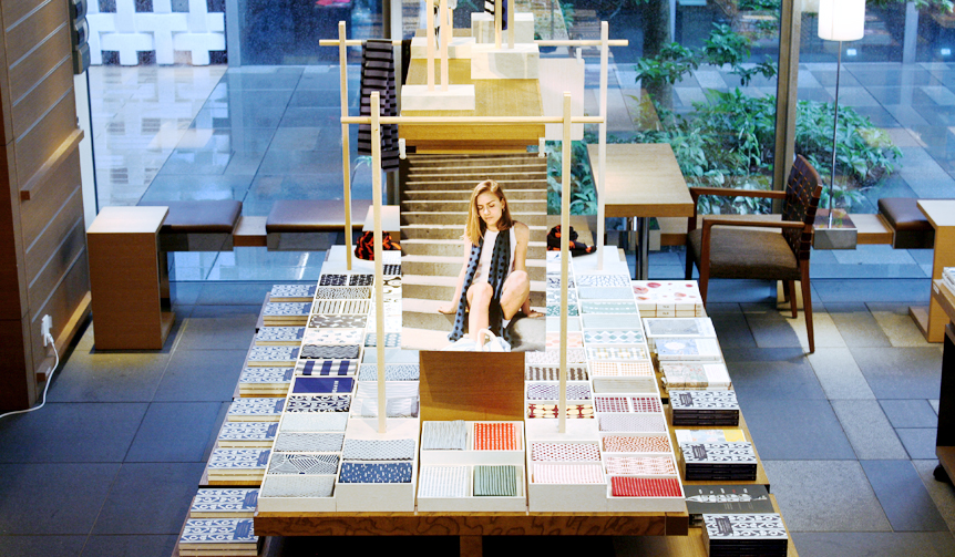 代官山 蔦屋書店でスカーフになった「てぬぐい」を展示|KAMAWANU