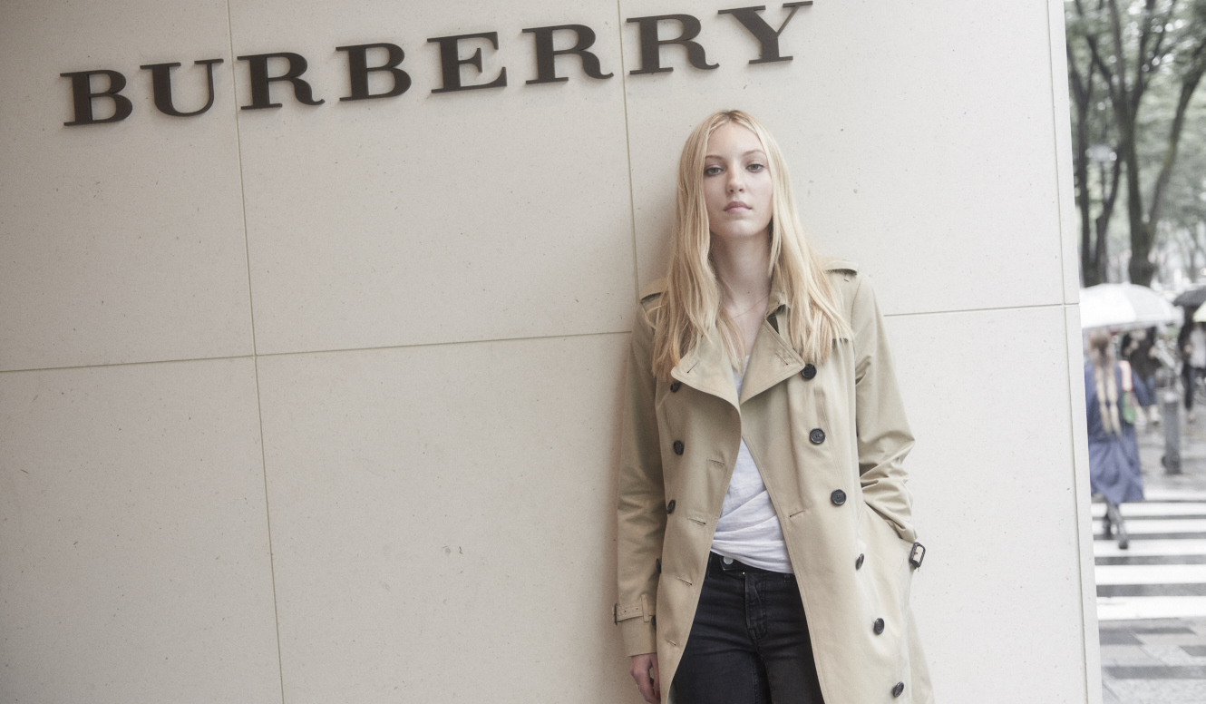 ファッション界の注目新星、エラ・リチャーズが初来日｜Burberry