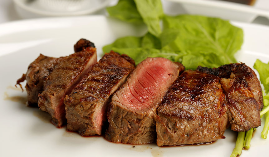 特製の薪窯の熾火でじっくりで焼き上げる“極上の赤身肉”｜BAR.JAPAN