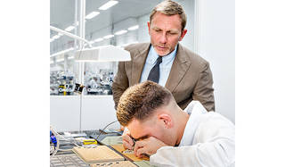 “ジェームズ・ボンド”が オメガの新工場を訪問｜OMEGA