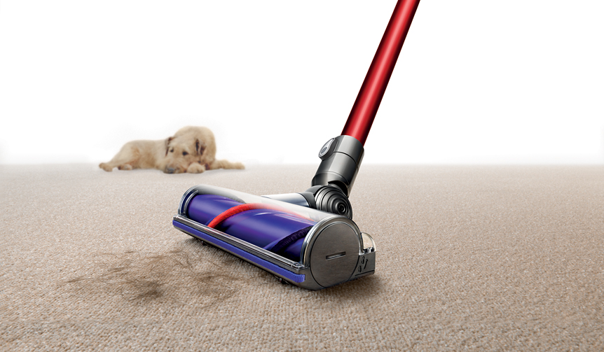 ペットの抜け毛に立ち向かう、ブラシパワーがアップした最新コードレス掃除機|Dyson