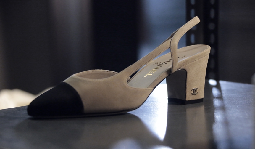 “エレガンスの最骨頂”、シャネルのバイカラーシューズ｜CHANEL