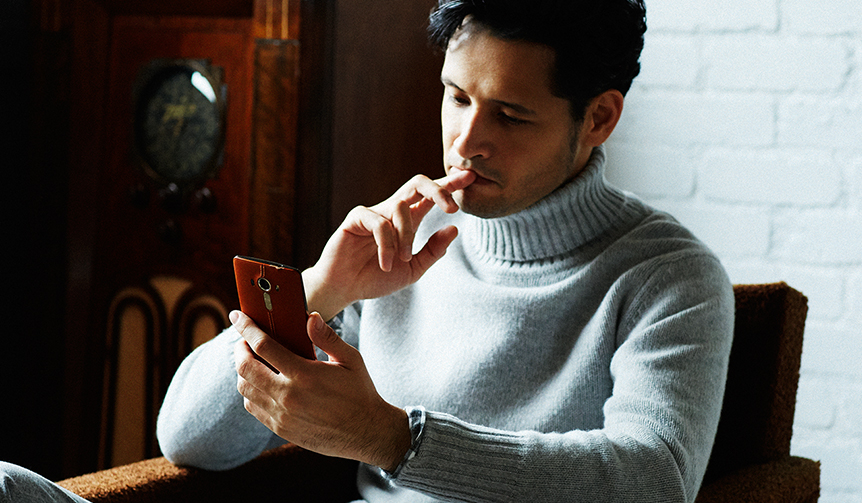本物を知る男が語る、本革をまとうスマートフォンの誘惑｜isai vivid
