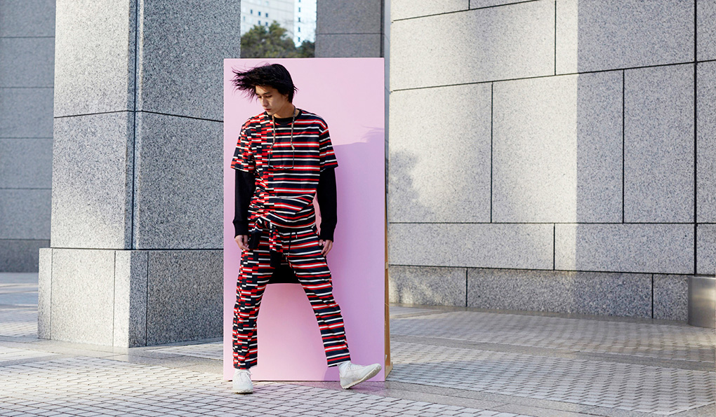 都会の街並みに溶け込むスポーティモード｜Onitsuka Tiger